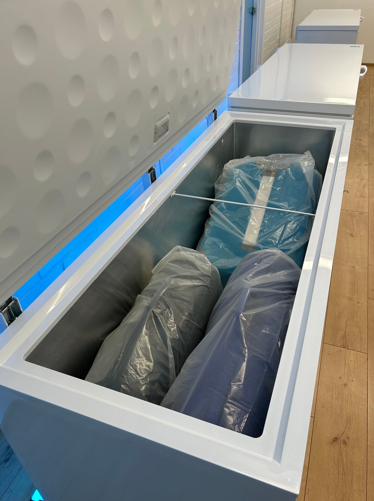 Pakastuksessa olevia matkalaukkuja pakastimessa 