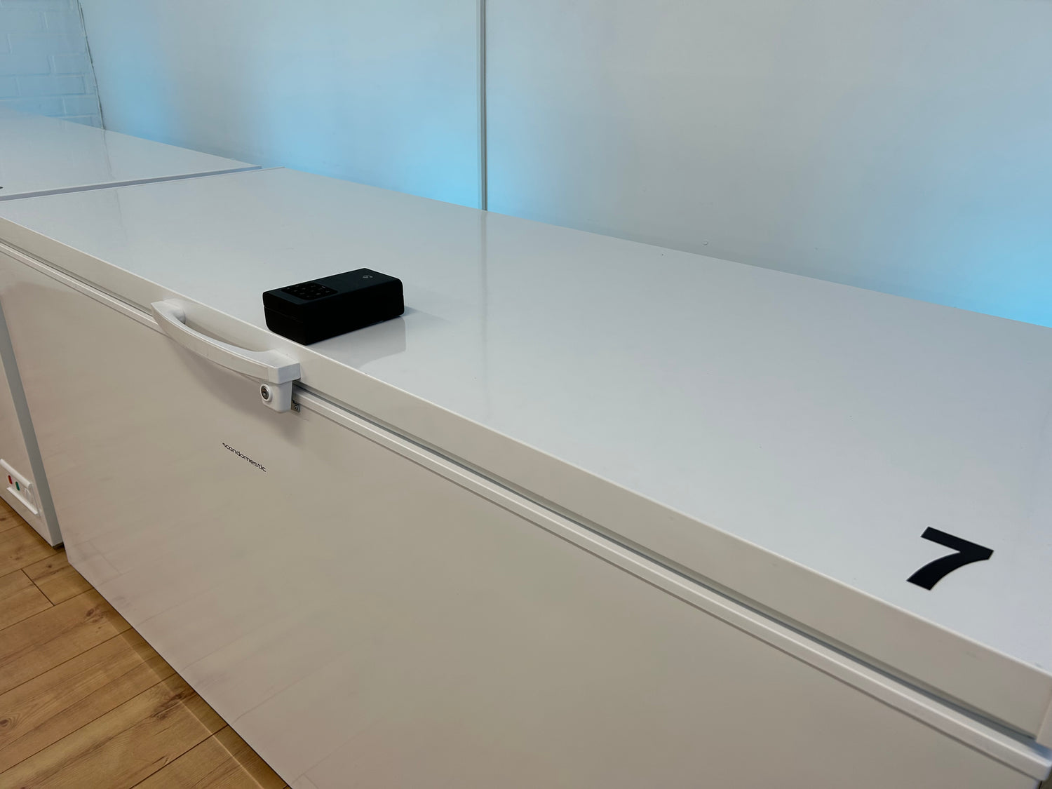 Koodilukko pakastimen päällä 