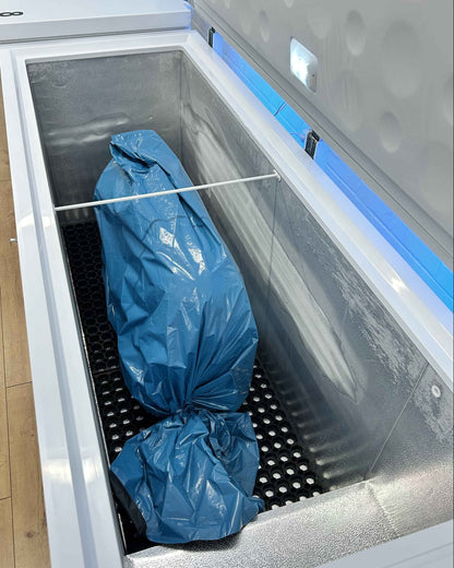 Lähetetty matkalaukku pakastimessa 